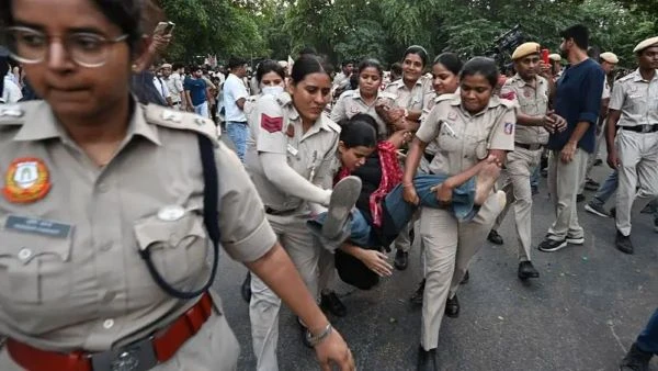 ভারতের দিল্লিতে নারী বিক্ষোভকারীদের 'হেনস্থা', 'দ্বিতীয় যন্তর মন্তরের' ডাক ককরোচ জনতা পার্টির